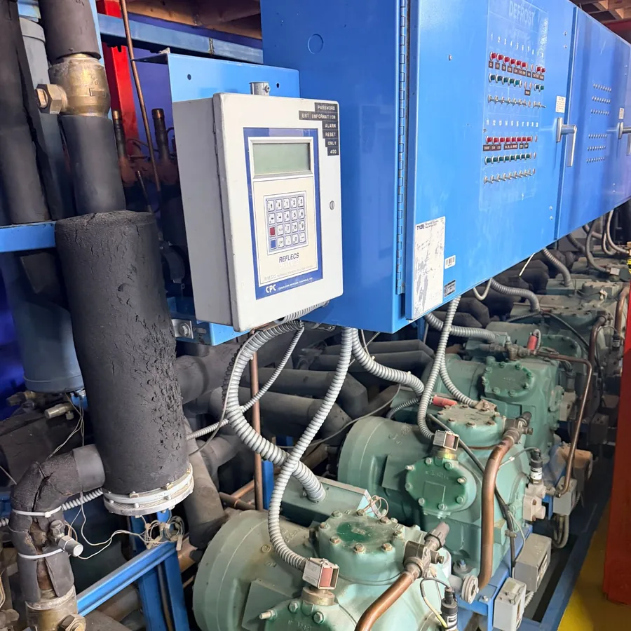 Compresores, tuberías y gabinetes de control de refrigeración comercial